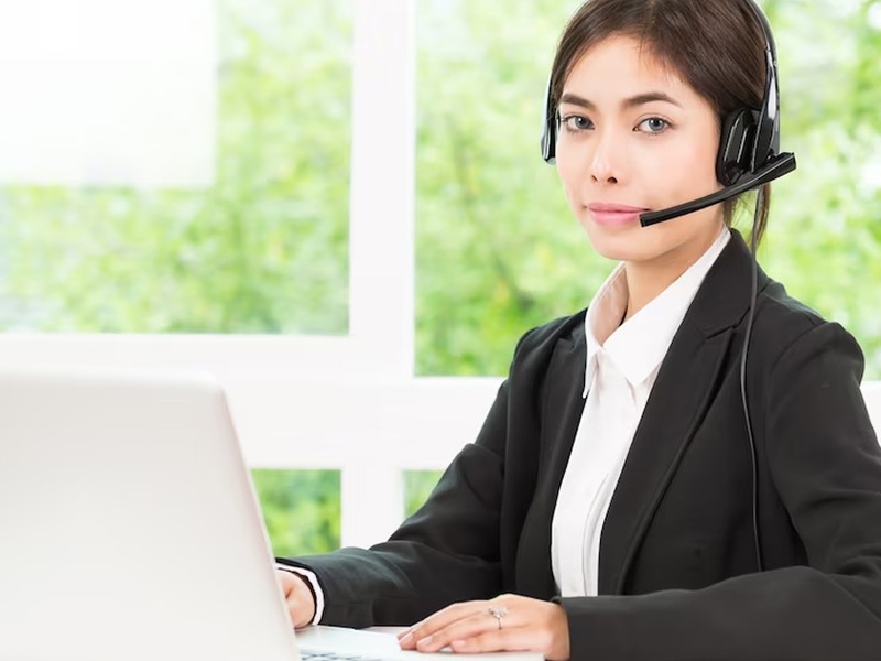 Hình ảnh đội ngũ hỗ trợ khách hàng 77bet chuyên nghiệp đang làm việc với biểu tượng chat trực tuyến.