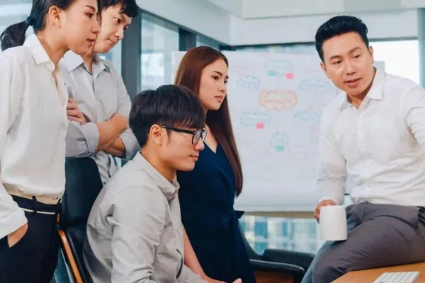 Hình ảnh minh họa một người đang đặt giới hạn cho bản thân khi chơi game, thể hiện sự tự kiểm soát và phòng ngừa nghiện cờ bạc.