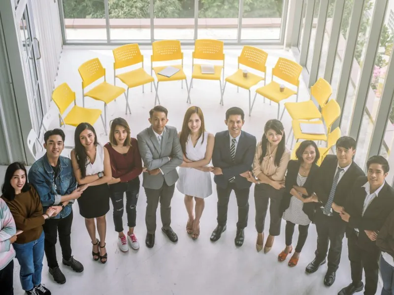 Hình ảnh người chơi đang suy nghĩ chiến lược với các biểu tượng trò chơi và phân tích dữ liệu.